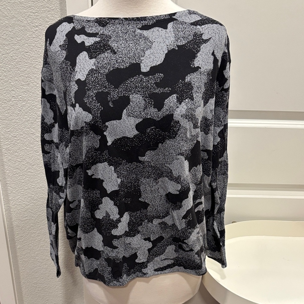 Lululemon Black and Gray Camouflage Top